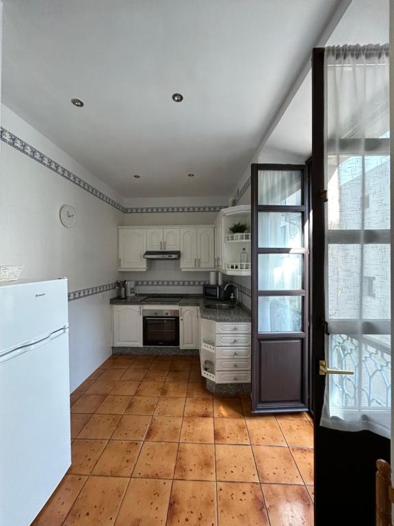 Cocina completa del apartamento en llanes